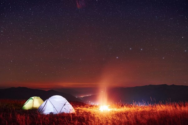 Comment organiser un camping pour observer les étoiles filantes en région de montagne?