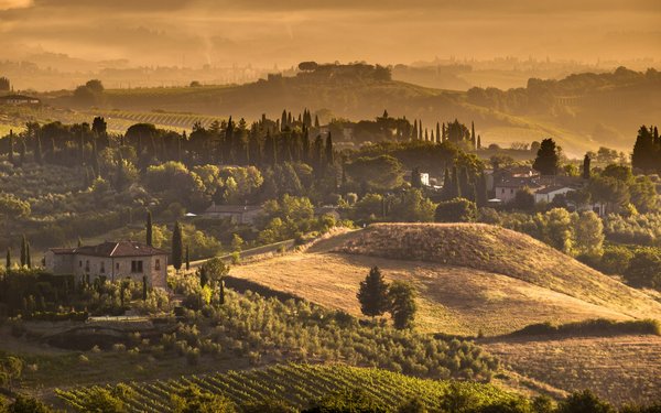 Où peut-on séjourner pour des vacances en Toscane avec des cours de cuisine et des visites de vignobles?